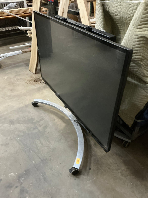 Avocor working large scale computer screens - Big Reuse